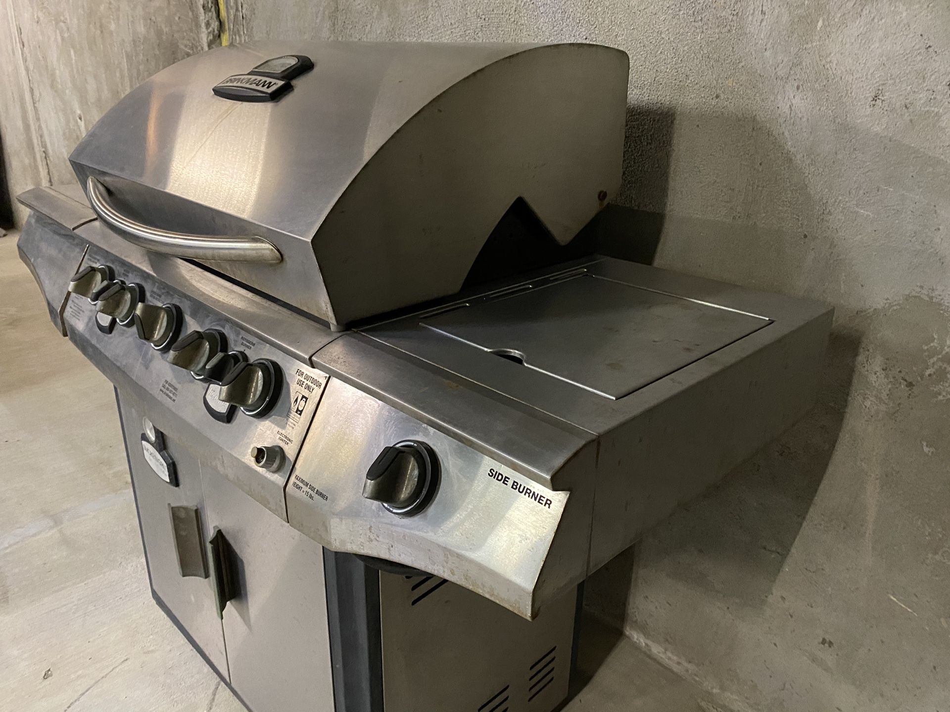 Brinkmann Smoke n Grill 5 Burner with 2 gas tanks included. for Sale in