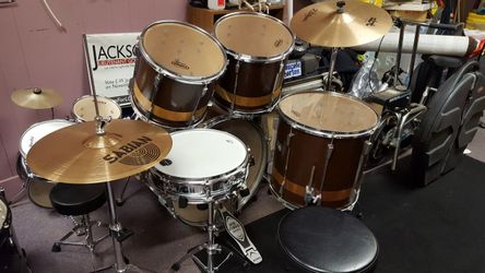 Tama Rockstar-DX, 5 piece in great condition. New Evans heads. New Tama foot pedal, cymbal stand, Sabian and Zildjian cymbals. Throne included.