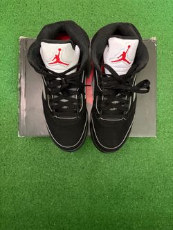 Air Jordan retro 5 black metallic size 9.5 in great condition with box and laces.