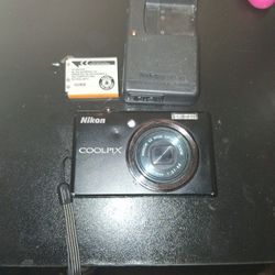 NIKON COOLPIX S570 WITH CHARGER AND 2 BATTERIES