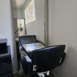 Barber chair and mirror 