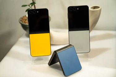 💥 Z Flip 5 Just Dropped! Starting today form $379 or $1 Down – Save Over $600 with 1-Year Warranty