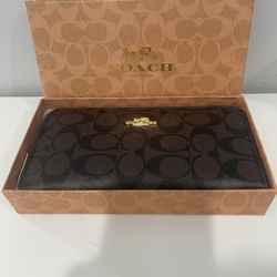 Brand New Woman’s Coach Signature zip Wallet  Purse 
