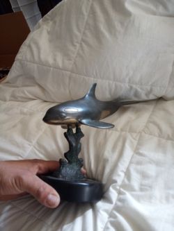 Free willy whale bronz