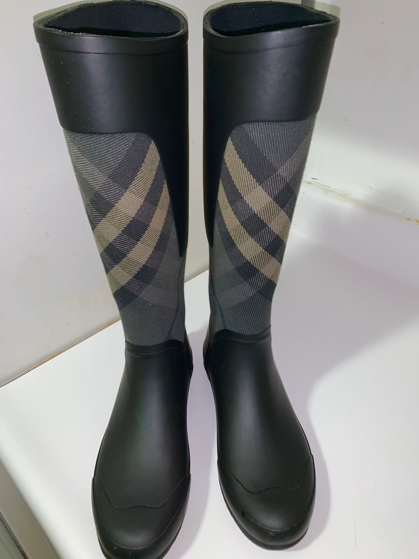 Burberry rain boots 🌧 size 8