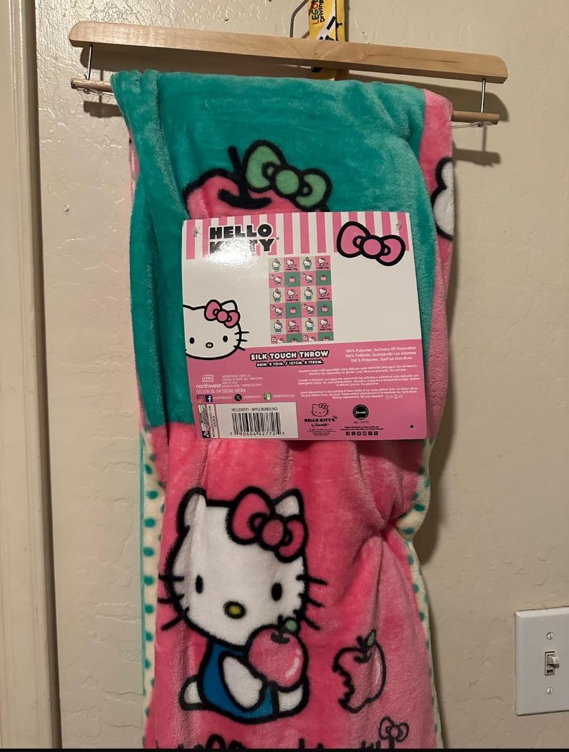 Hello Kitty Blanket NEW 40$