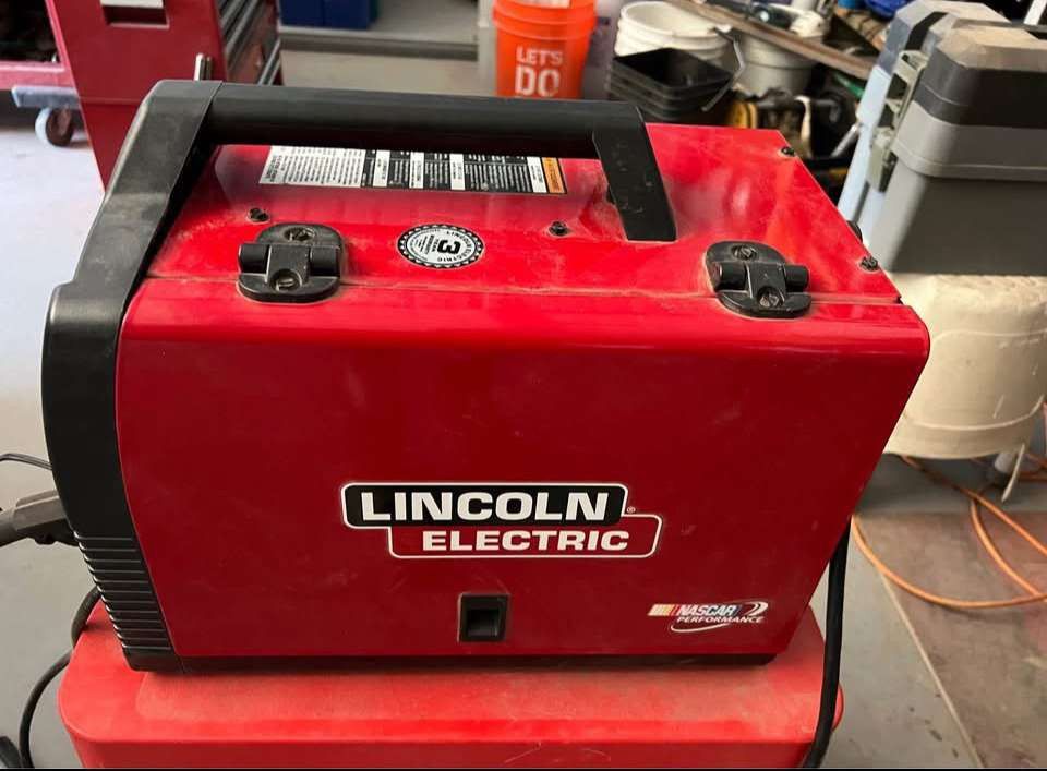 LINCOLN-ELECTRIC-RANGER-125-WELDER