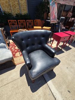 Black classic-style chair