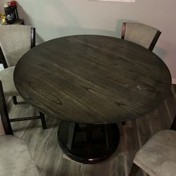 Round Wood table with 4 Chairs