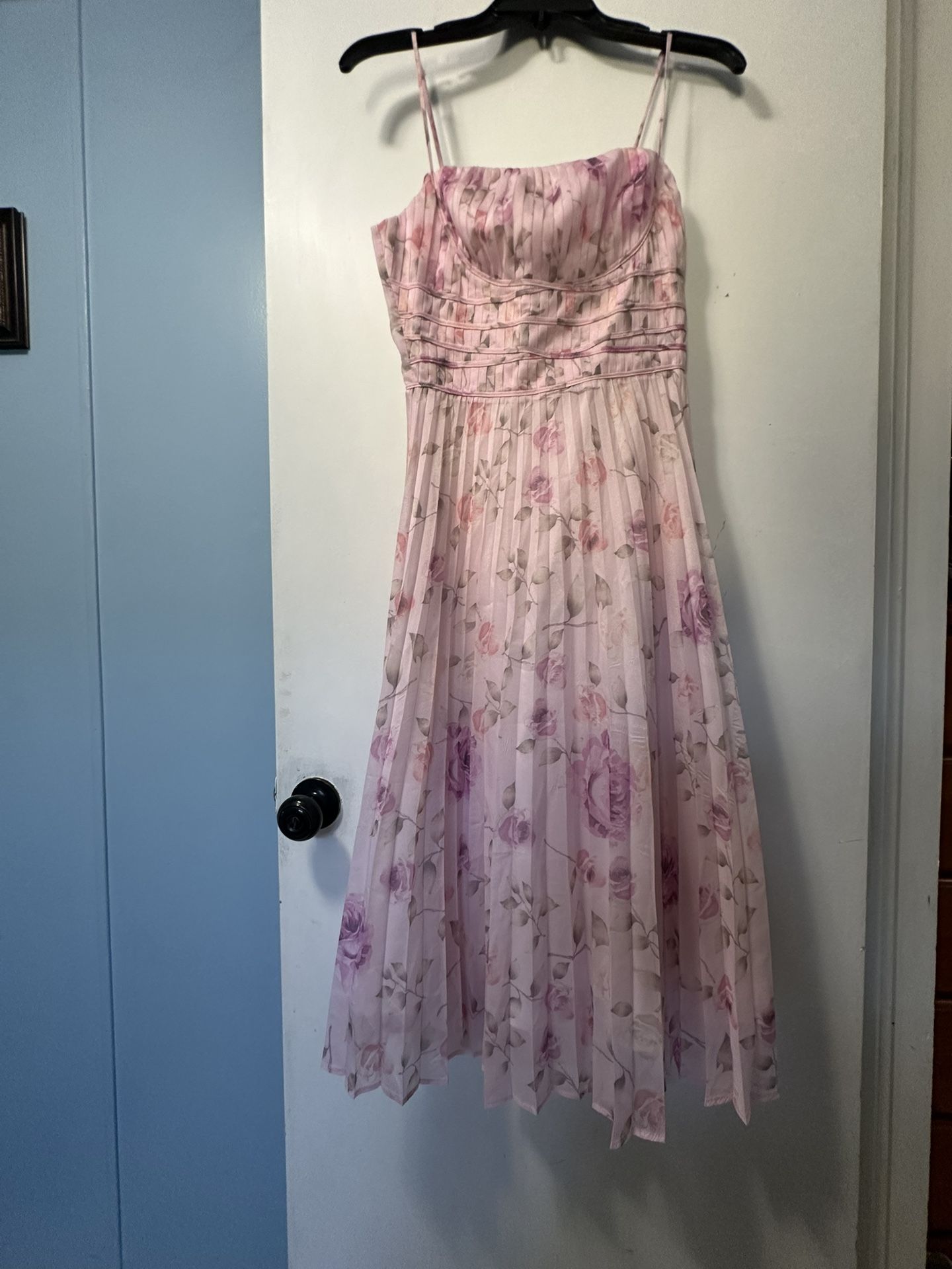 Brand new and cleaned, Size XS no pet house ,pick up near Tully and Monterey Rd SJ CA 95112