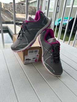 Women’s tennis shoes