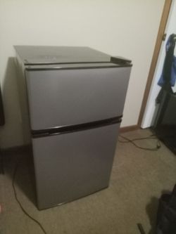 Mainstay mini-fridge