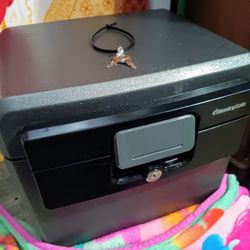 Sentry Safe With 2 keys