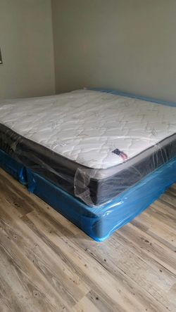 NEW KING-SIZE PILLOW TOP MATTRESS AND BOX SPRING 🆕️