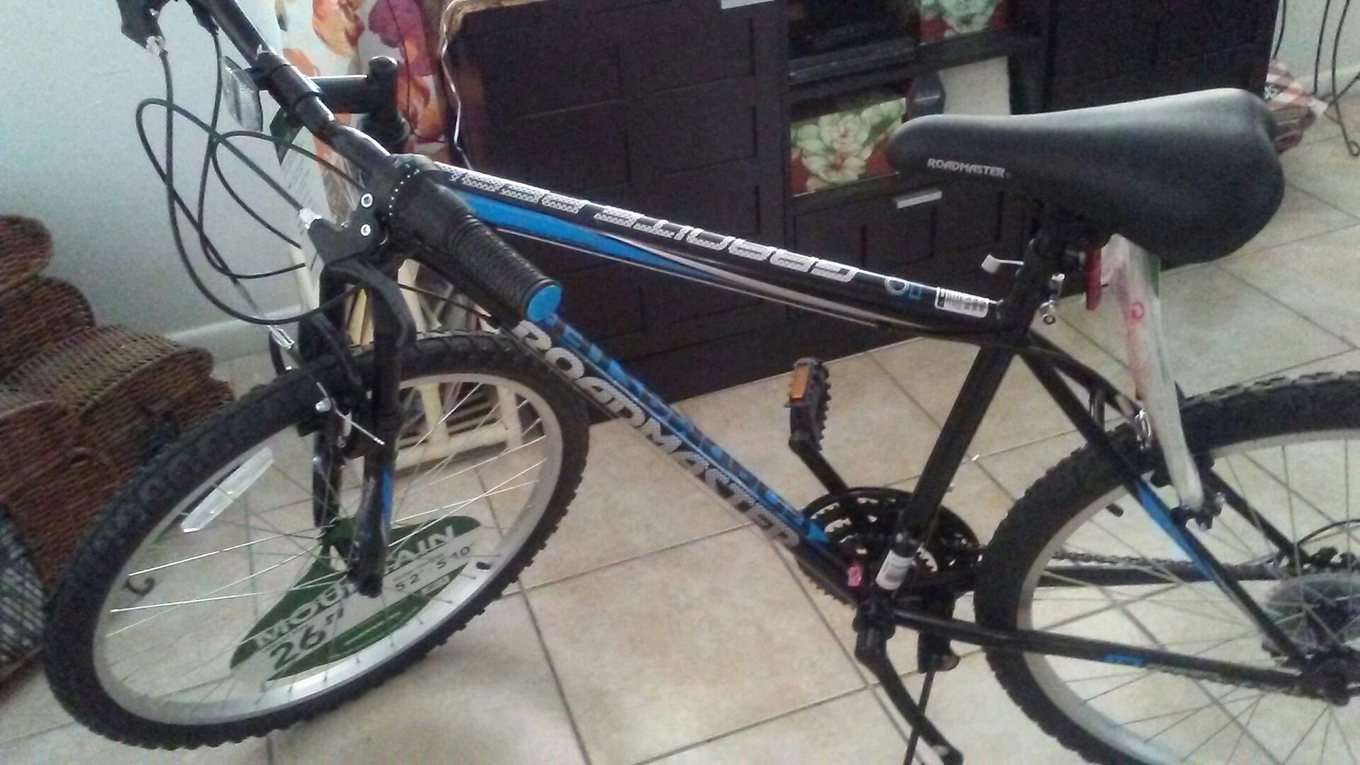 Brand new roadmaster mountain bike 26'' boys with helmet and lock