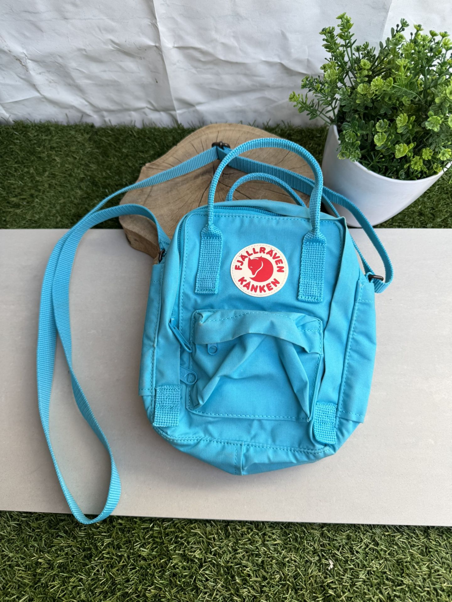 Gently Used Kanken Bag Fjällräven Kånken 20 Backpack | 68travel main image 2