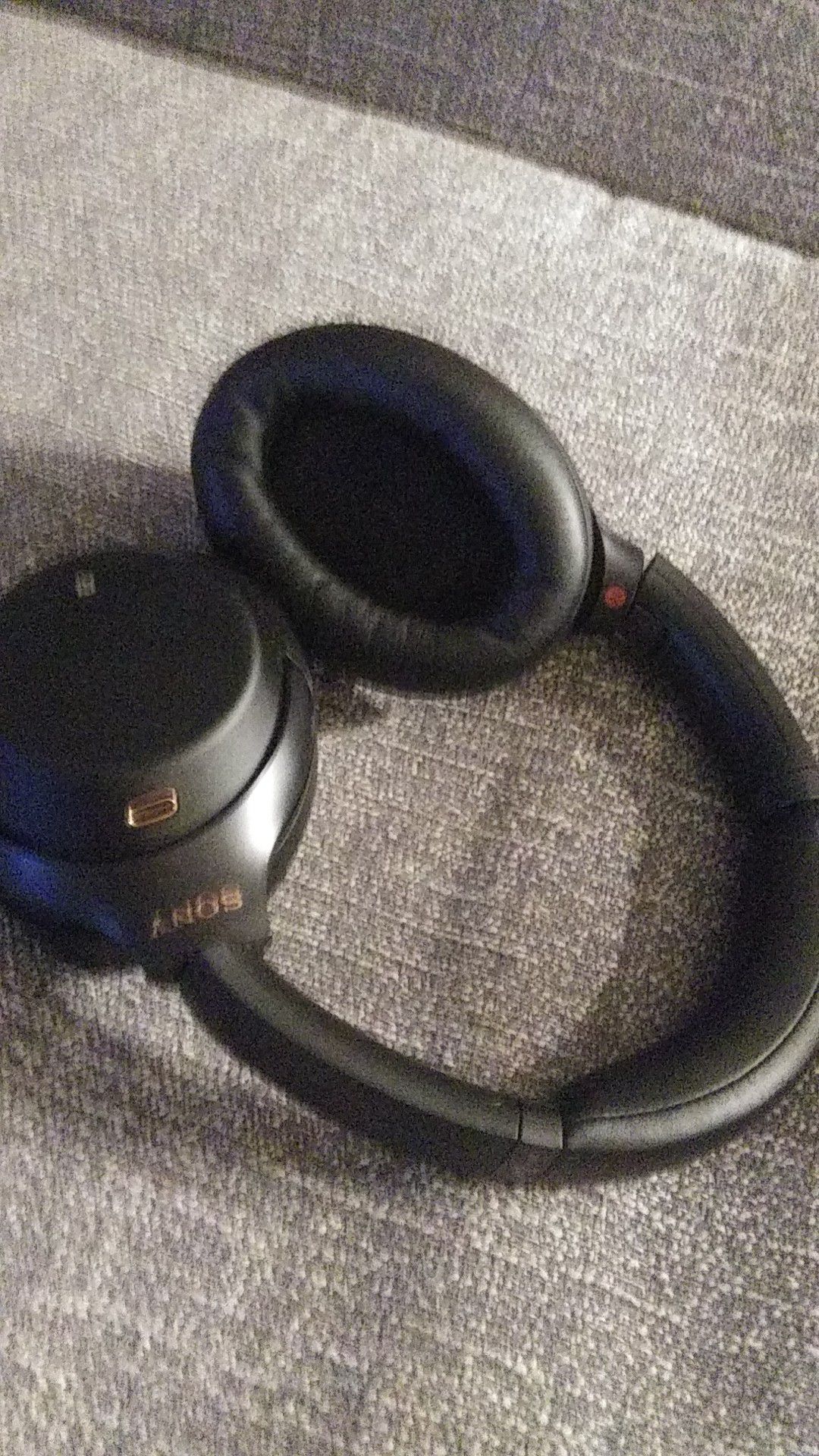 Sony noise cancelling headphones. WH-1000X M3