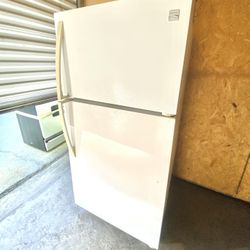 Kenmore Refigerator with ice maker top & bottom white color 