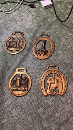 Vintage brass horse harness medallions from England betw. 1880 and 1920 - collectibles. 4 total