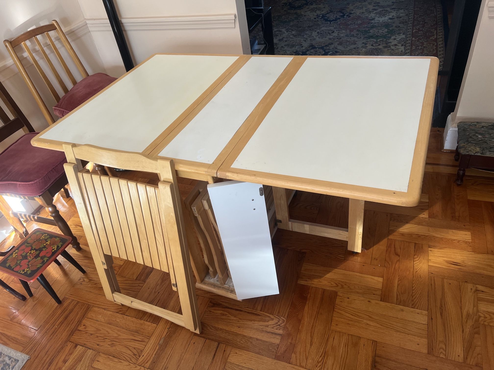 COLLAPSIBLE TABLE W/4 FOLDING CHAIRS