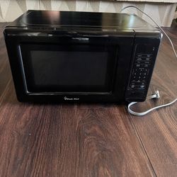 Magic Chef  Countertop Microwave in Black  700-Watt Cooking Power