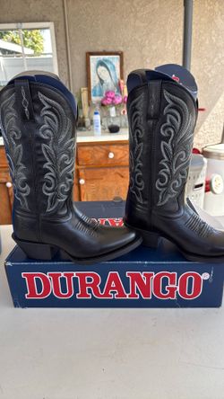 Women’s size 6 Durango cowboy boots, black