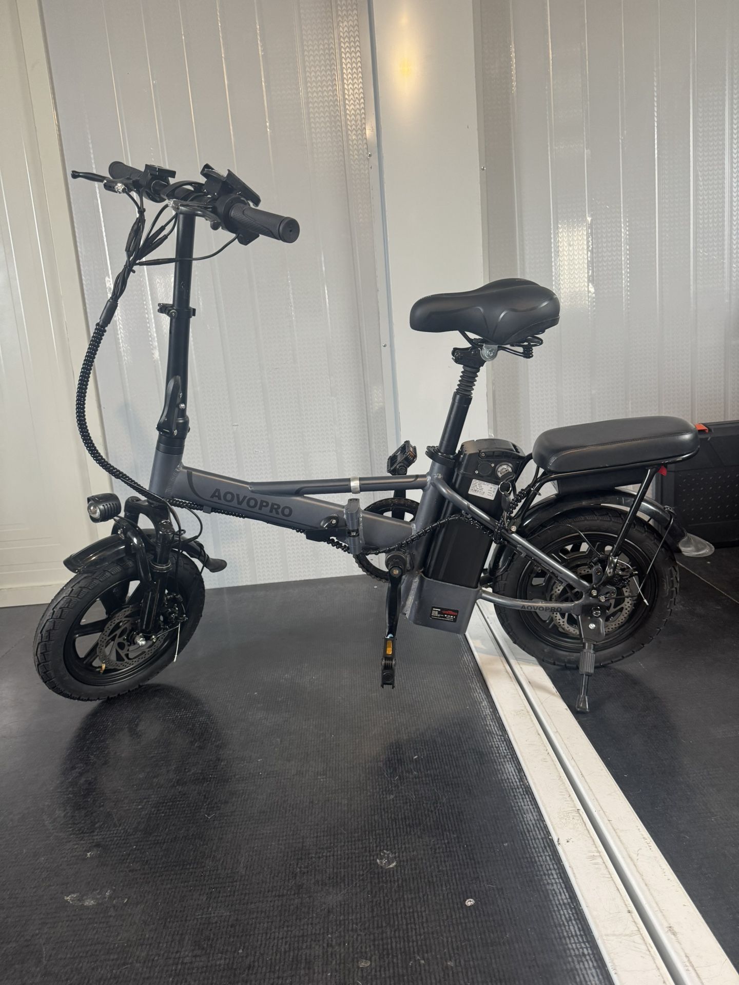 Folding electric bicycle