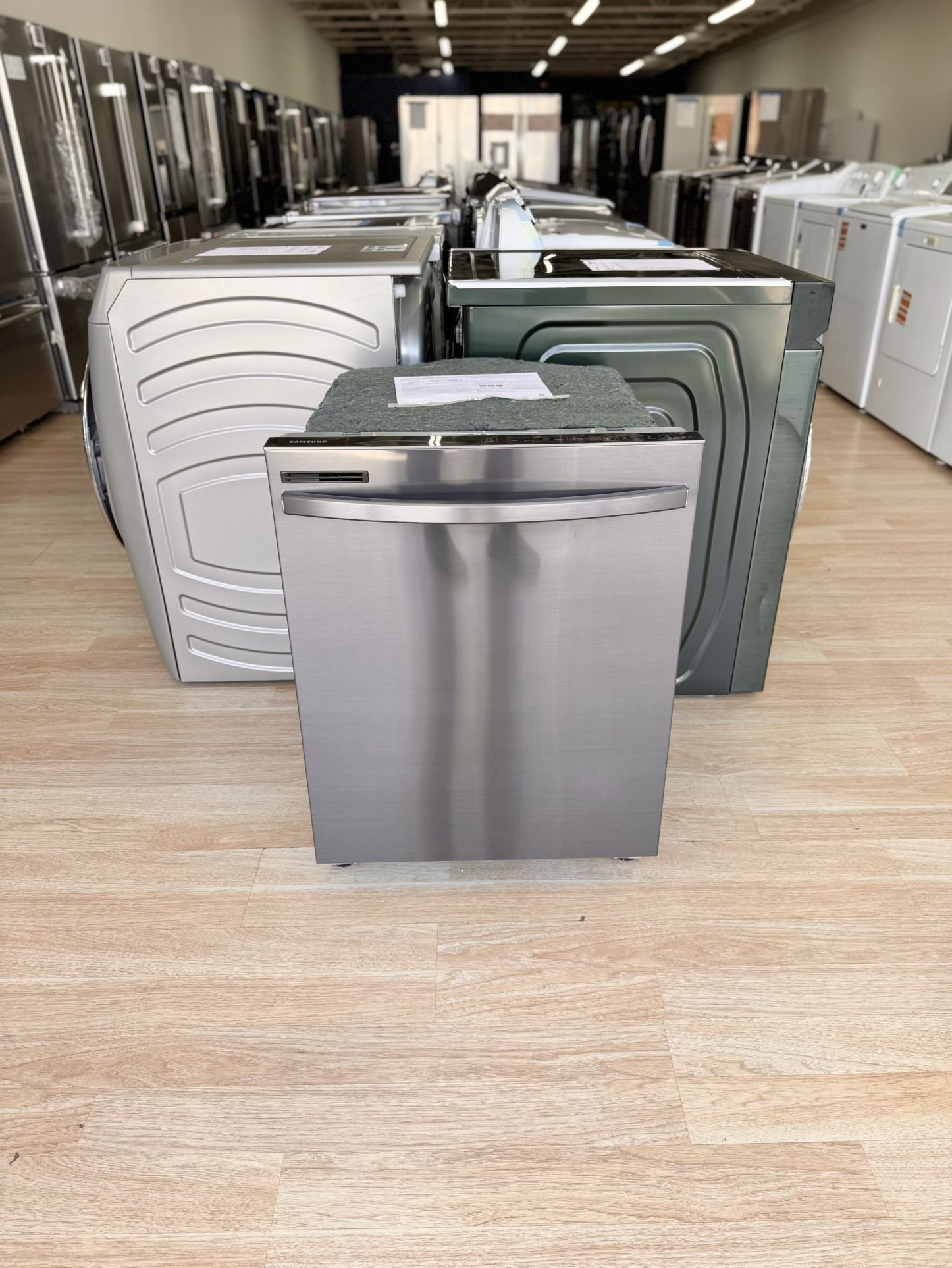 Brand-New Samsung DW80R2031UG – 24” Fully Integrated Dishwasher