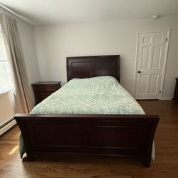 Wooden Bedroom Set With Queen Size Sleigh Bed