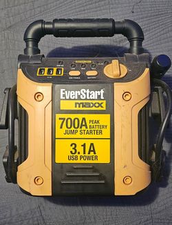 EverStart
maxx
700A PEAK BATTERY JUMP STARTER
3.1A USB POWER