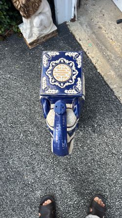 Chinoiserie Ceramic Lucky Elephant Plant Stand in Blue and Cream, 1970s