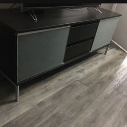 Stand Tv 20” Wide  67 “Long 26  Toll  ………………..mueble Para  Televisión 20 Pulgadas De Ancho 67 Pulgadas De Largo Y26pulgadas De Alto   