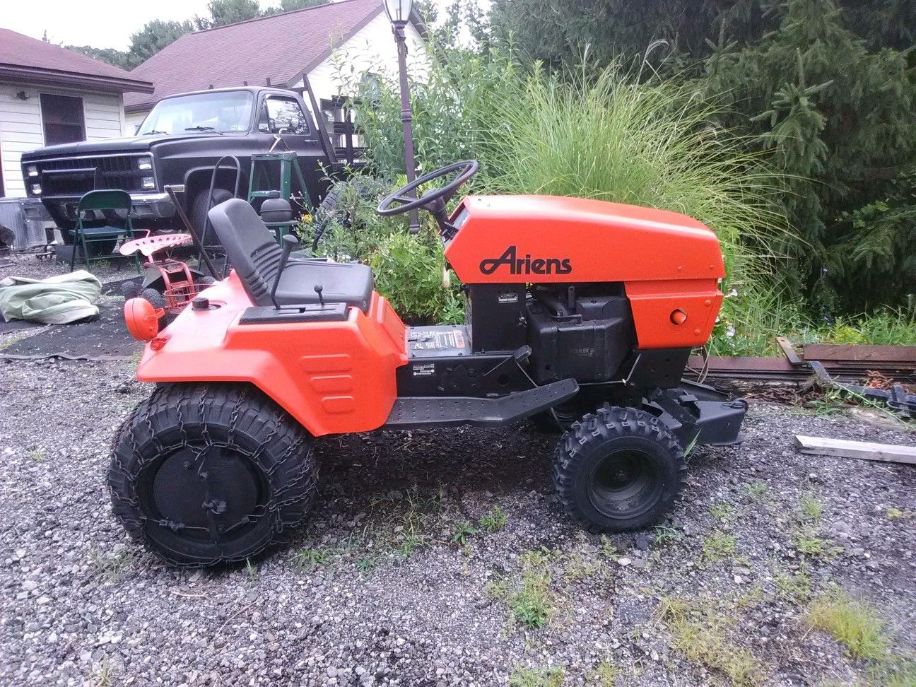 Trackter an plow