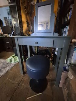 Beautiful like new vanity