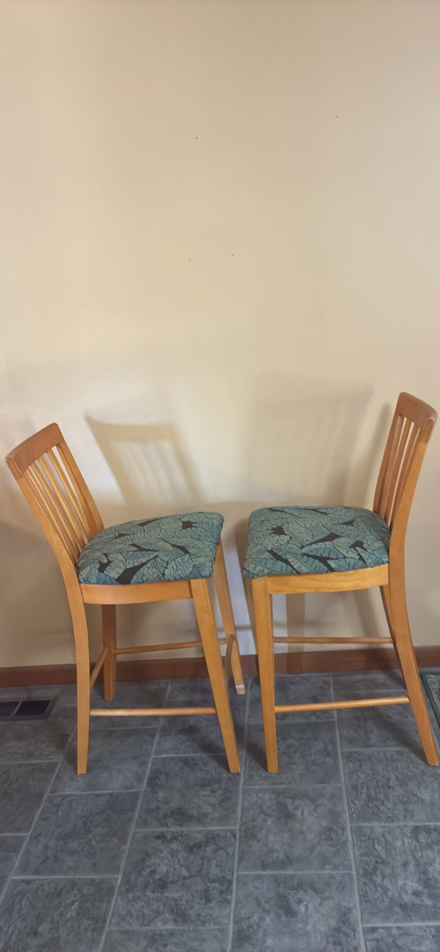 BAR STOOL PAIR ! (Milwaukie,OR)