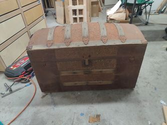 Dome-top steamer trunk chests