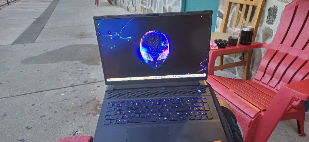 Alienware m18 r1 amd ryzen 9 18 inch 480hz full hd+ display 7845HX  WITH RADEON GRAPHICS rtx4070 32gb ddr5 ram 1t m.2  drive running windows 11 pro wi