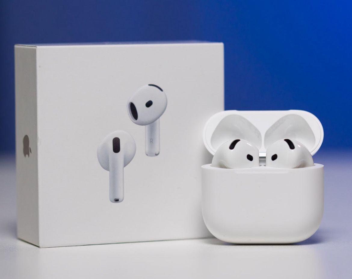 Apple iPhone headphone 4th Generation Pods with Wireless Charging Case