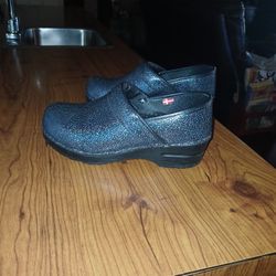 Nice Clogs!  Very,  Very  good  condition!