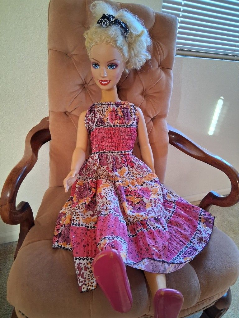 Life Size Barbie And Xtra Clothes 