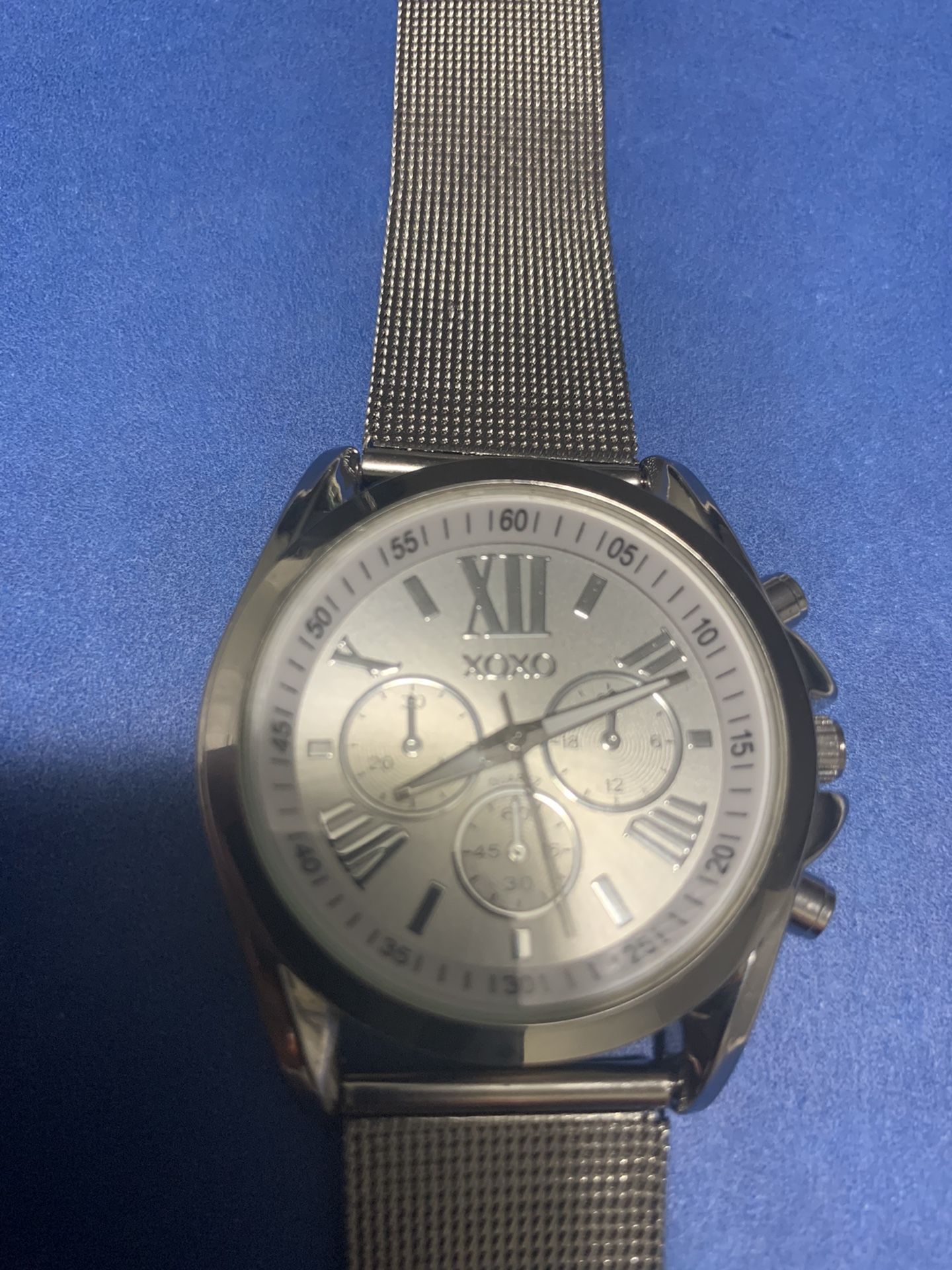 the wristwatch works well in good condition new batteries