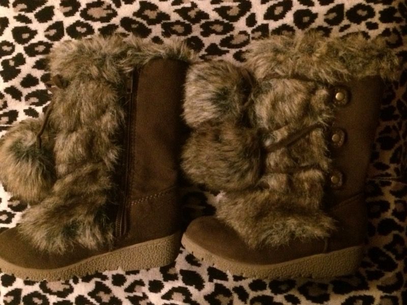 Girls Winter furry boots Size 9
