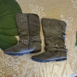 Youth Size 5 Gray Boots