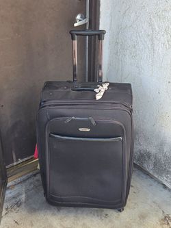 Urban luggage extra larg very good condition for $30 in upland ca no delivery