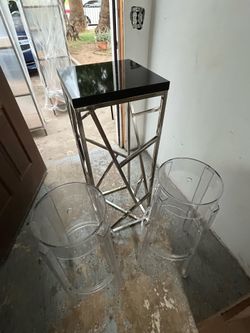2 Fuze pedestal / with 4 Bars clear,  stools￼