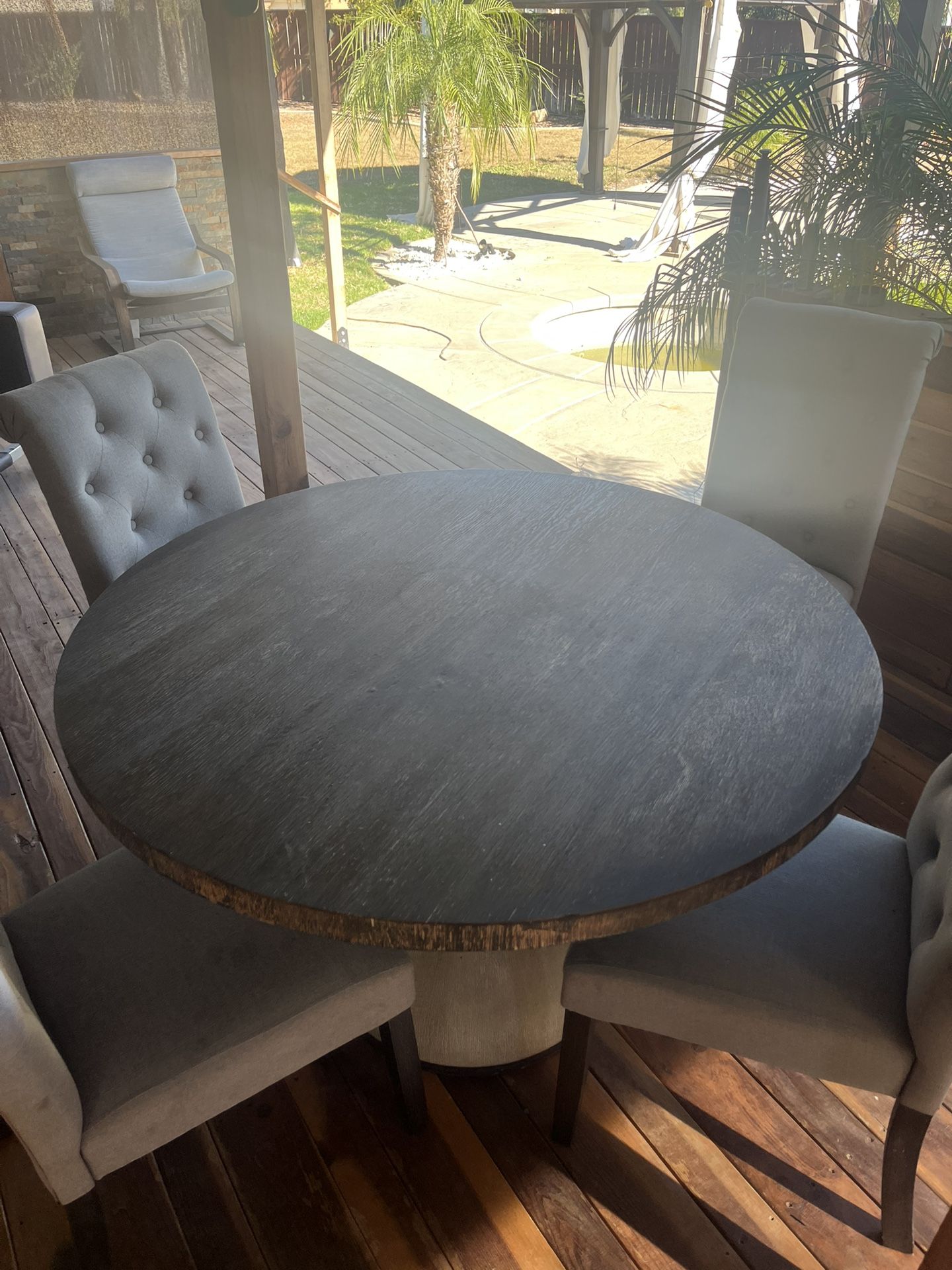 Round Dinning room Table