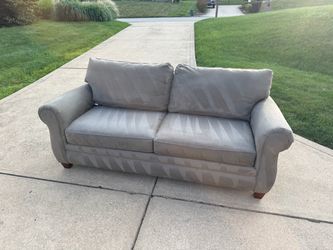 Broyhill Couch/Loveseat Sofa In Great Condition DELIVERY AVAILABLE