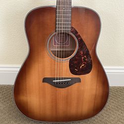 Yamaha FG700S Full Size Solid Spruce Top Acoustic Guitar Like New