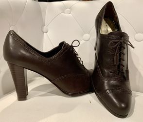 Classic oxfords 8.5, dark brown heels with tieS