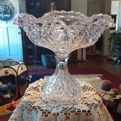    BEAUTIFUL CRYSTAL GLASS DISH 9,5 INCHES TALL AND 9,5 INCHES wide  At TOP